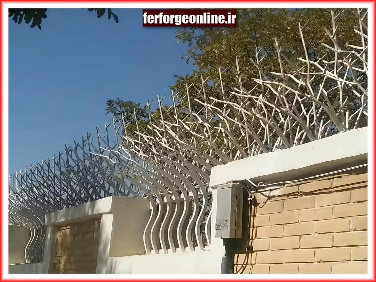 نرده دیوار حیاط، ساختمان و رنگ&zwnj;بندی متنوع