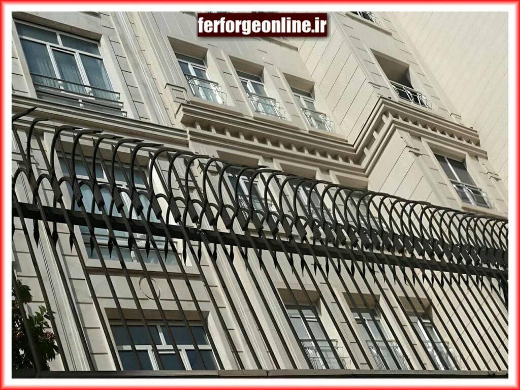 حفاظ سرنیزه ای روی دیوار