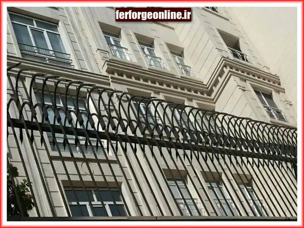 حفاظ سرنیزه ای روی دیوار