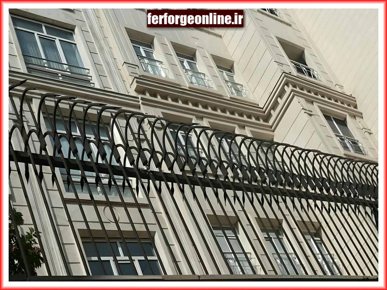 حفاظ سرنیزه ای روی دیوار