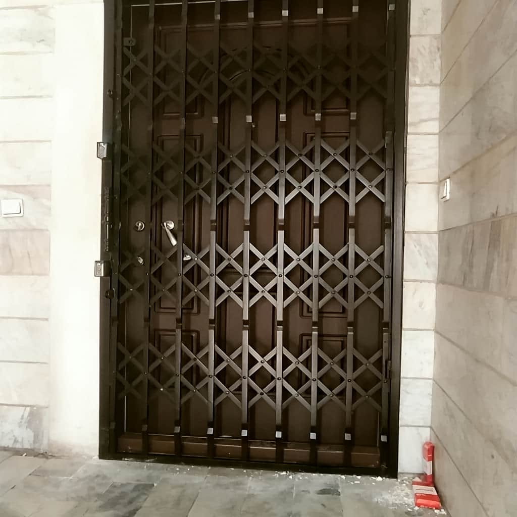 حفاظ درب آپارتمان