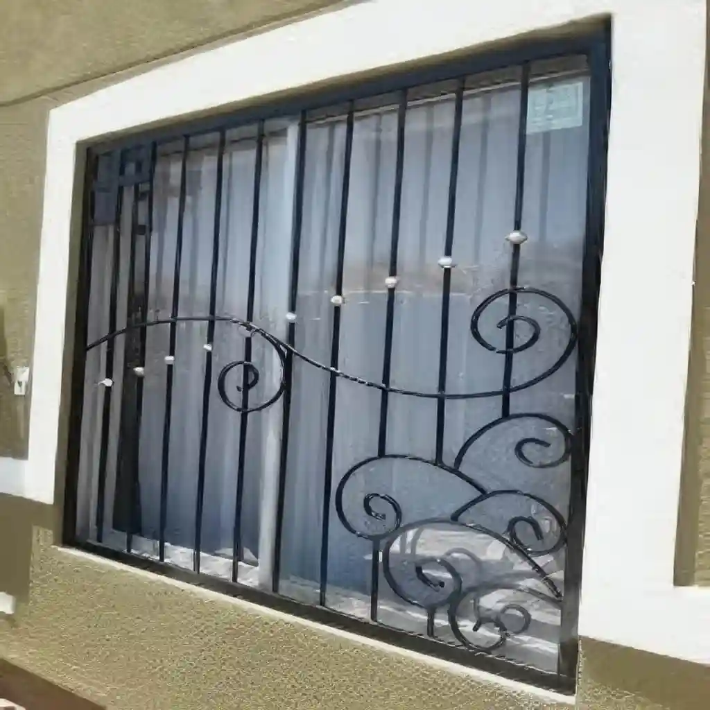 حفاظ پنجره مدل گل پیچ کلاسیک