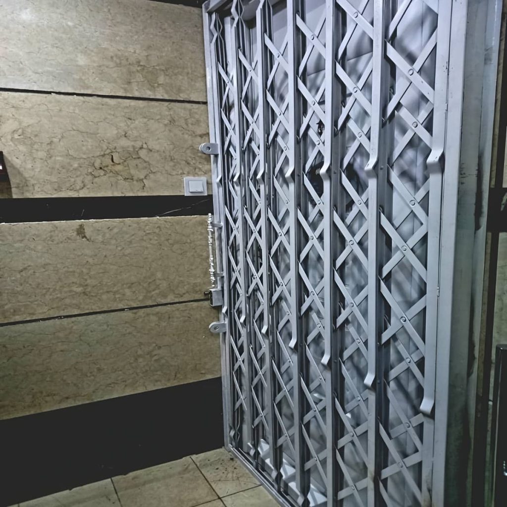 نصب درب آکاردئونی آهنی رنگ ضدزنگ در مشهد