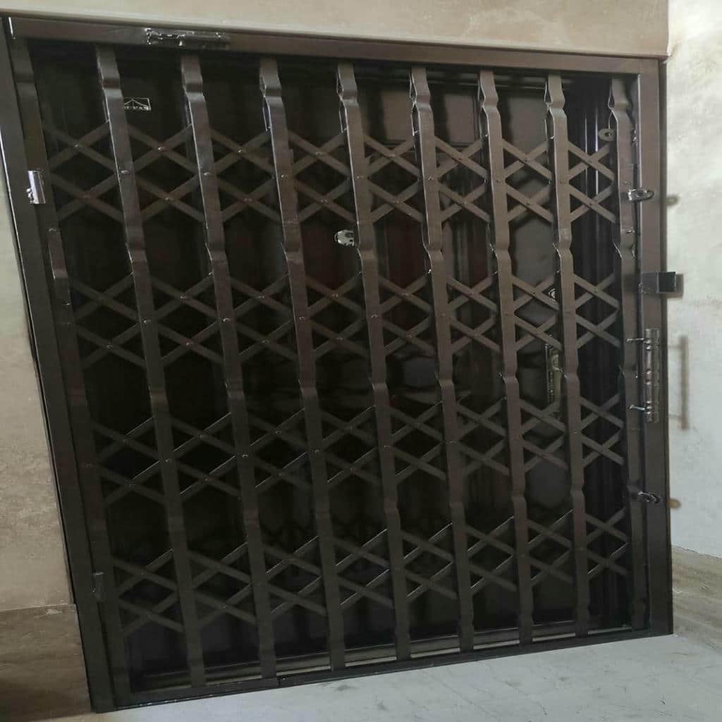 نصب درب آکاردئونی آهنی رنگ ضدزنگ در همدان