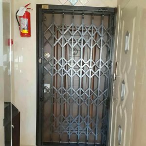 درب آکاردئونی آهنی در سیرجان