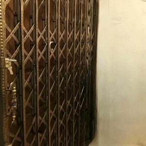درب آکاردئونی آهنی در کرمان