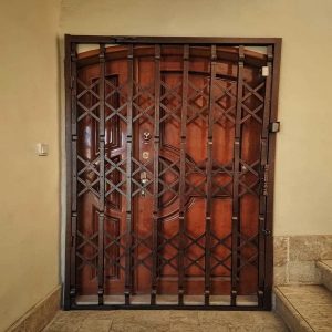 درب آکاردئونی آهنی در آبادان