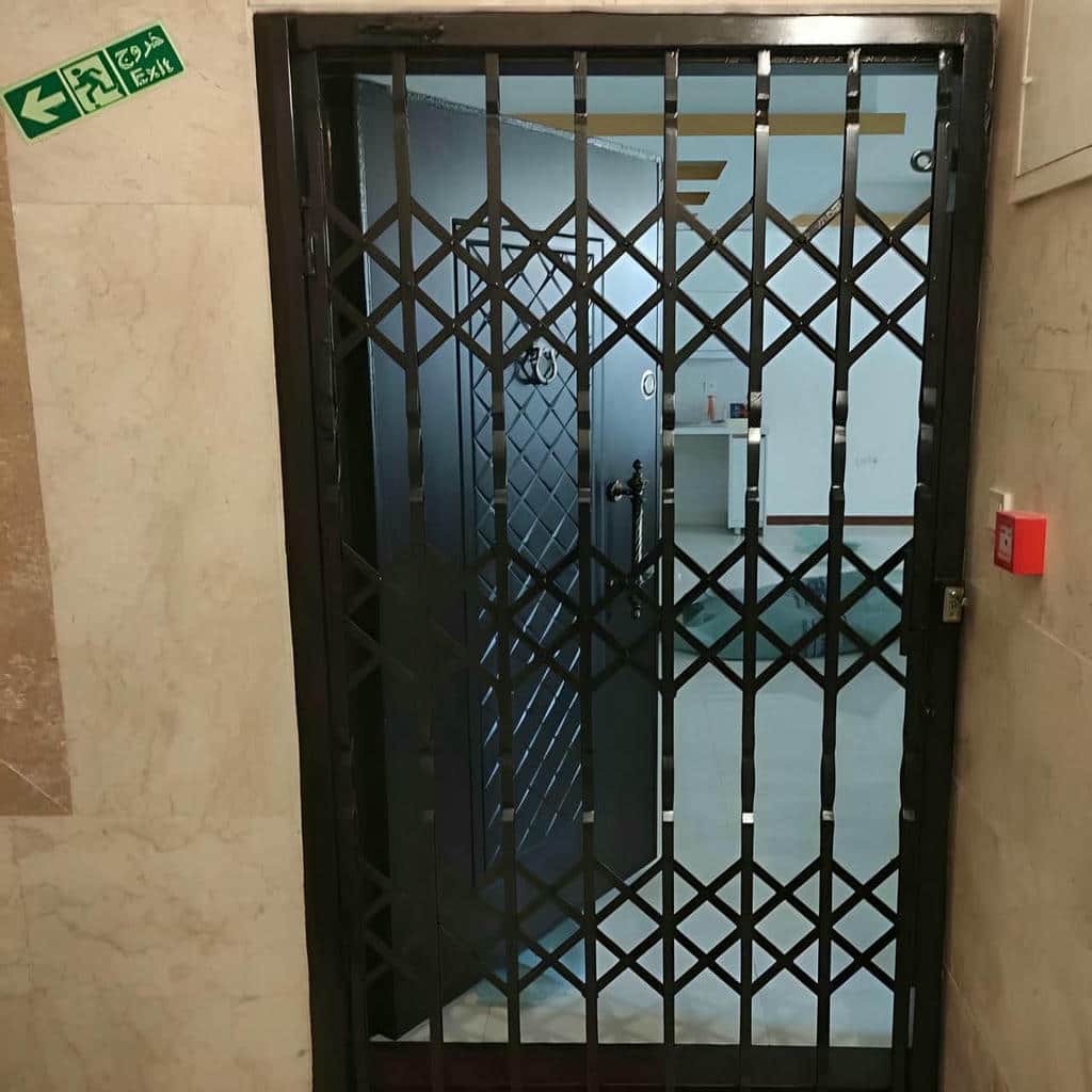 نصب درب آکاردئونی حفاظ آهنی رنگ ضدزنگ در بجنورد