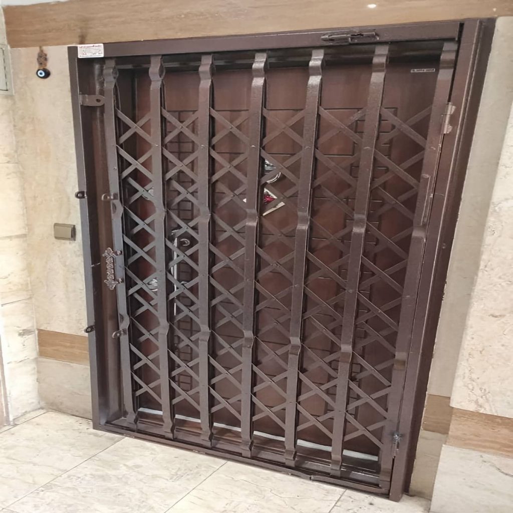 نصب درب آکاردئونی آهنی چهارگل در ساری