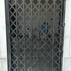 درب آکاردئونی آهنی در کرمانشاه