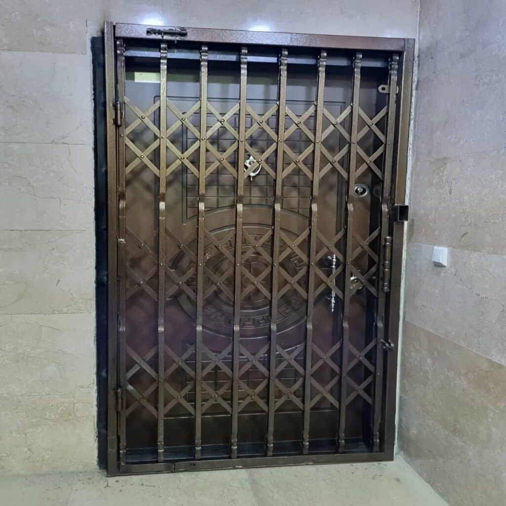 درب آکاردئونی آهنی در همدان