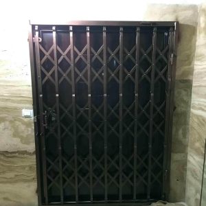 درب آکاردئونی آهنی در بندر انزلی