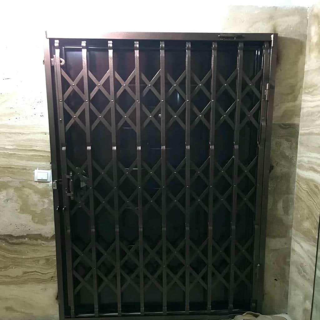درب آکاردئونی آهنی در بندر انزلی