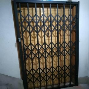 درب آکاردئونی آهنی در نیشابور
