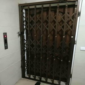 درب آکاردئونی آهنی در اهواز