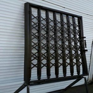 درب آکاردئونی آهنی در بندر لنگه