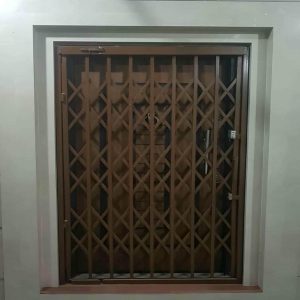 درب آکاردئونی آهنی در اراک