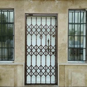 درب آکاردئونی آهنی در بندر دیلم