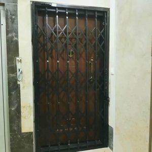 درب آکاردئونی آهنی در استان گیلان