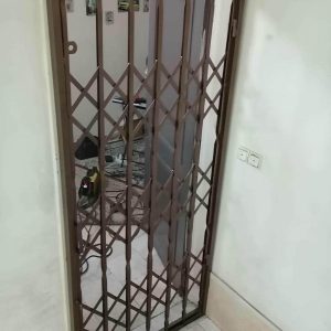 درب آکاردئونی آهنی در چالوس