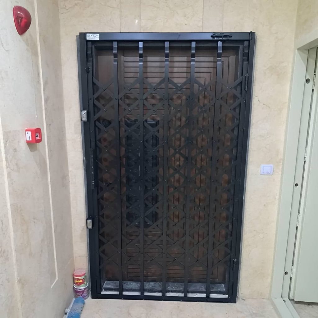 نصب درب آکاردئونی حفاظ آهنی مغازه در محمدشهر