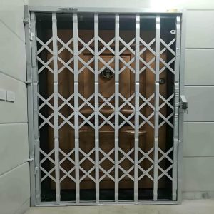 درب آکاردئونی آهنی در اردبیل
