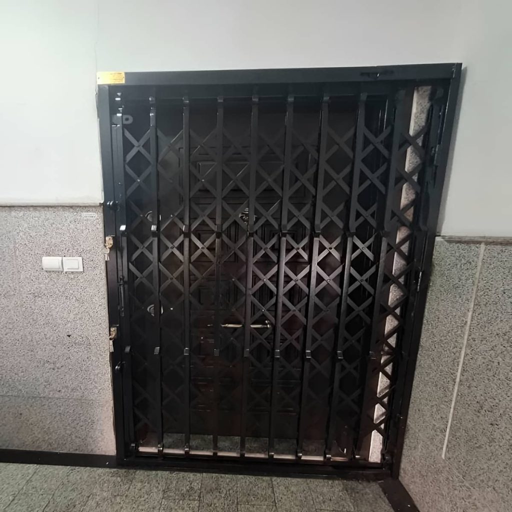 نصب درب آکاردئونی آهنی رنگ ضدزنگ در نسیم شهر