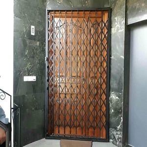 درب آکاردئونی آهنی در کاشان