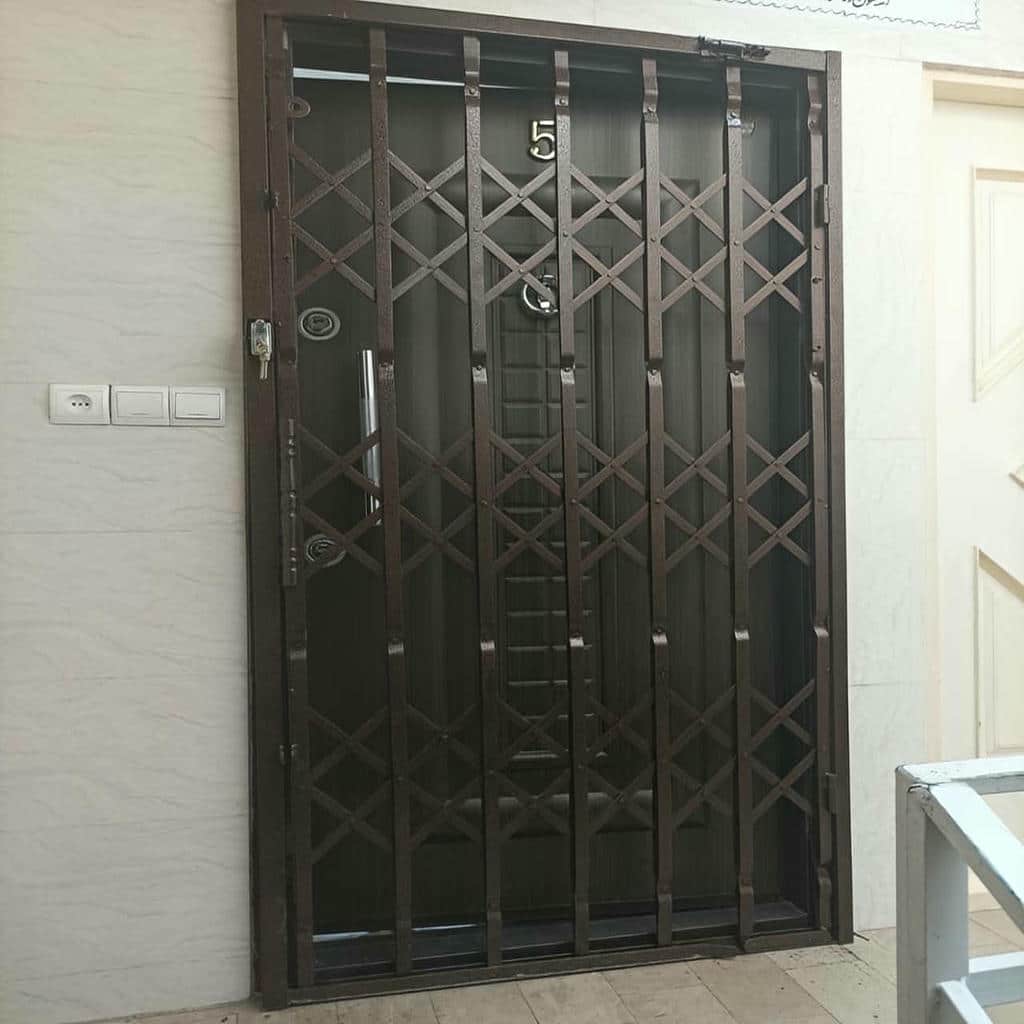 درب آکاردئونی آهنی در سبزوار