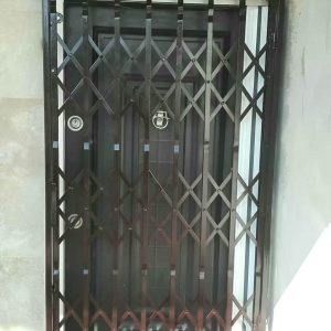 درب آکاردئونی آهنی در گنبدکاووس