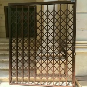 درب آکاردئونی آهنی در یاسوج
