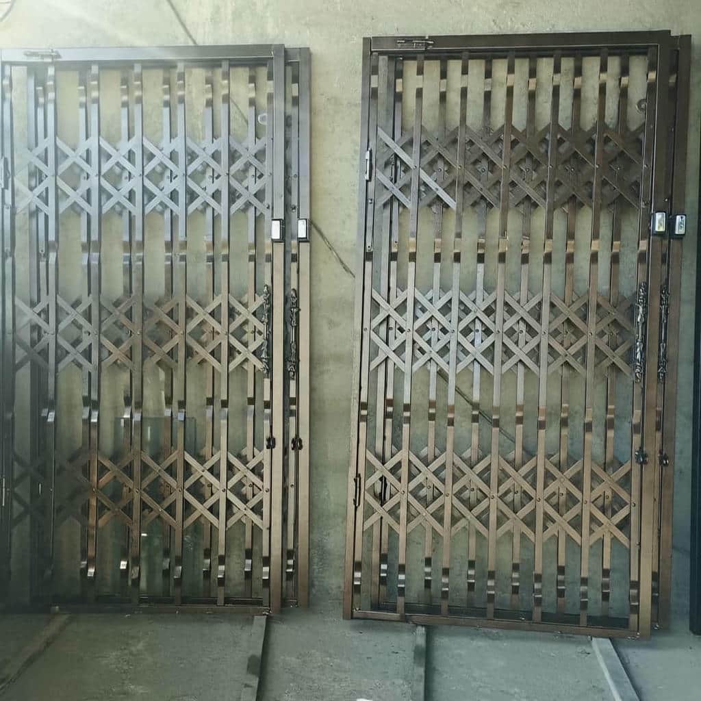 درب آکاردئونی آهنی در شیراز