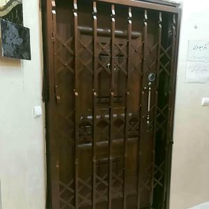 درب آکاردئونی آهنی در زاهدان