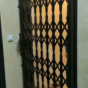 درب آکاردئونی آهنی در فیروزکوه