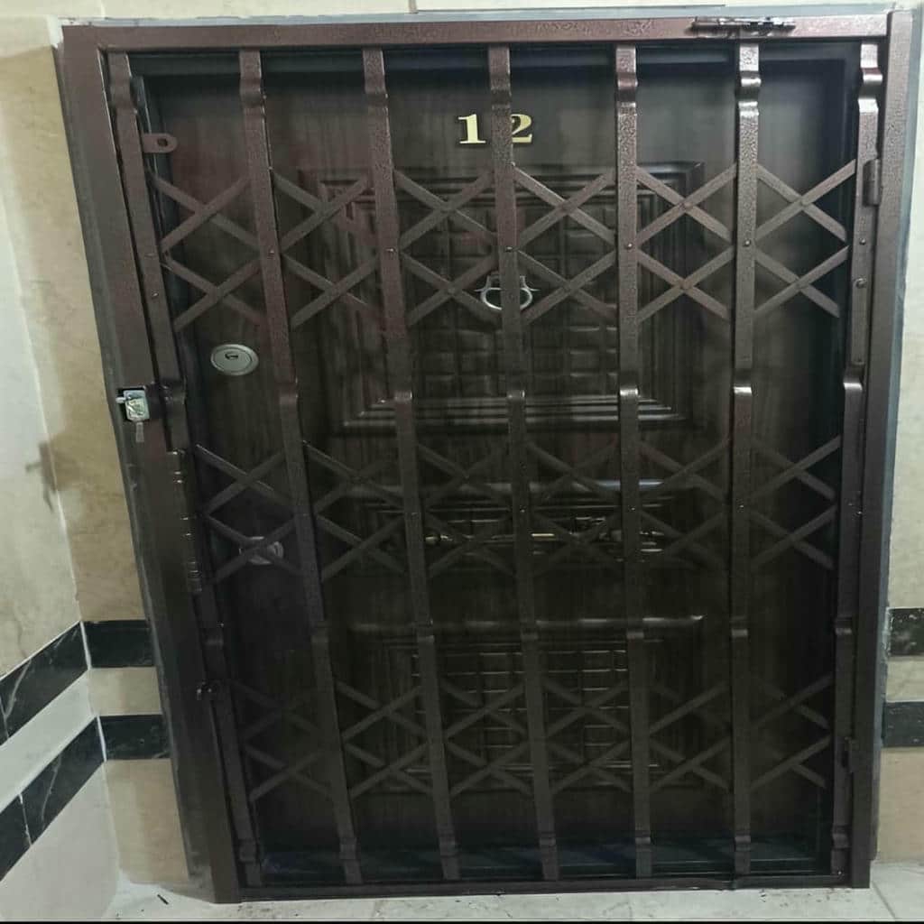نصب درب آکاردئونی آهنی رنگ ضدزنگ در نوشهر