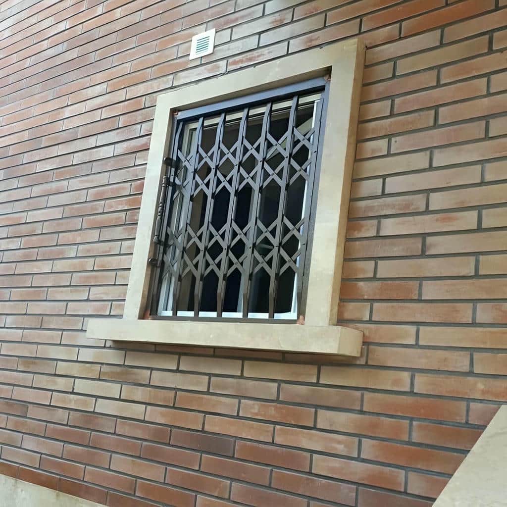 نصب درب آکاردئونی حفاظ آهنی رنگ ضدزنگ در پردیس