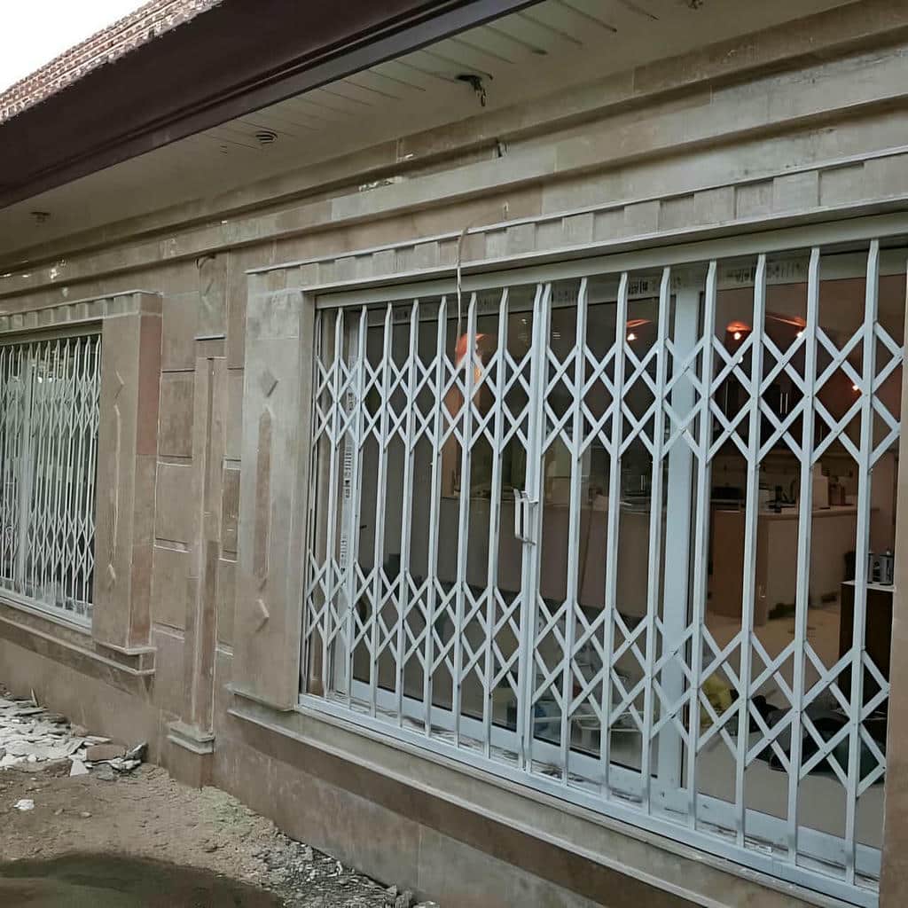 نصب حفاظ پنجره فرفورژه رنگ کوره‌ای در لواسان