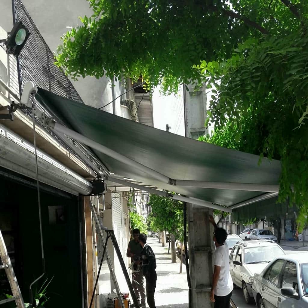 سایبان برقی با پارچه ضد آب در حیاط سایبان برقی با پارچه ضد آب در حیاط