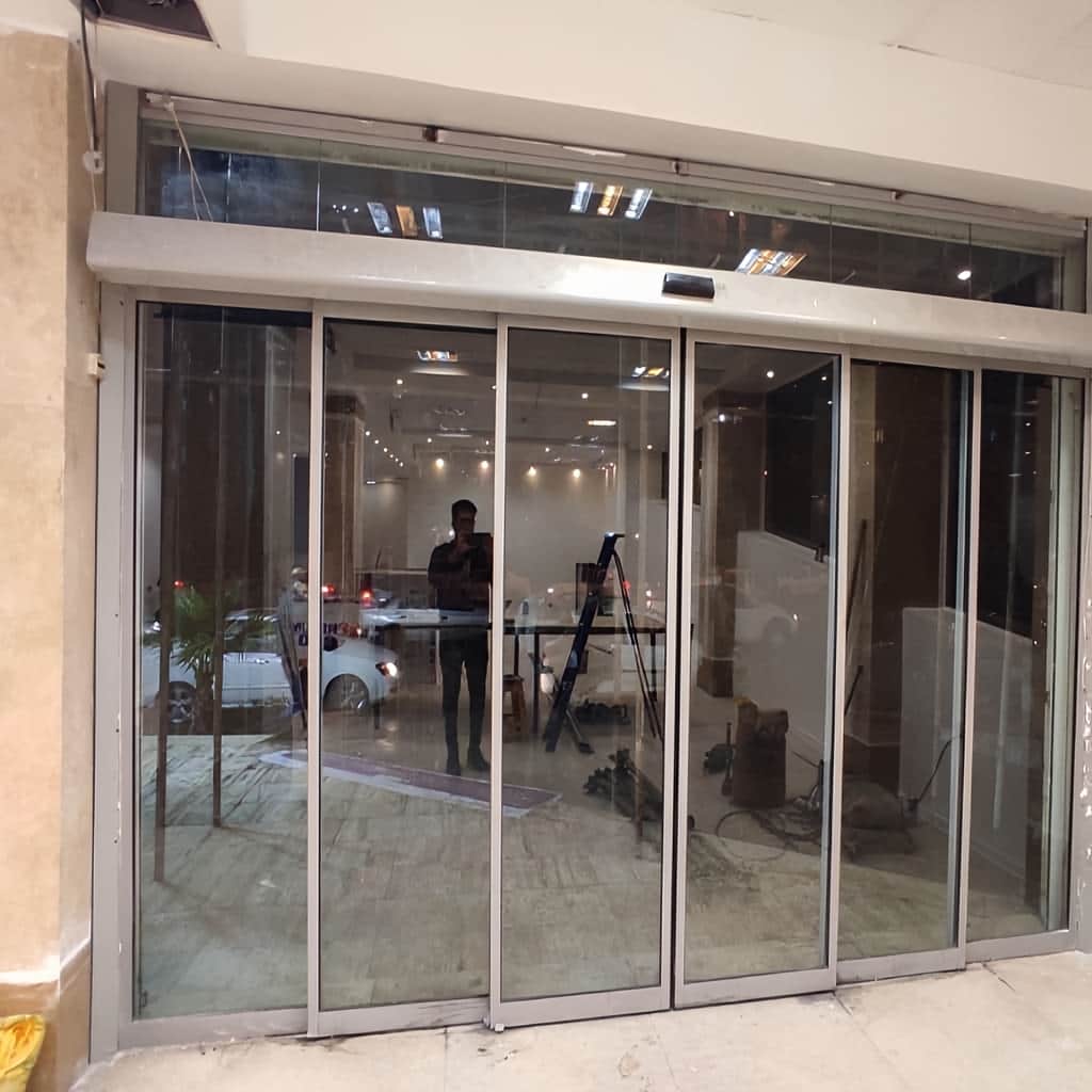 اجرای درب شیشه ای تلسکوپی با یراق استاندارد