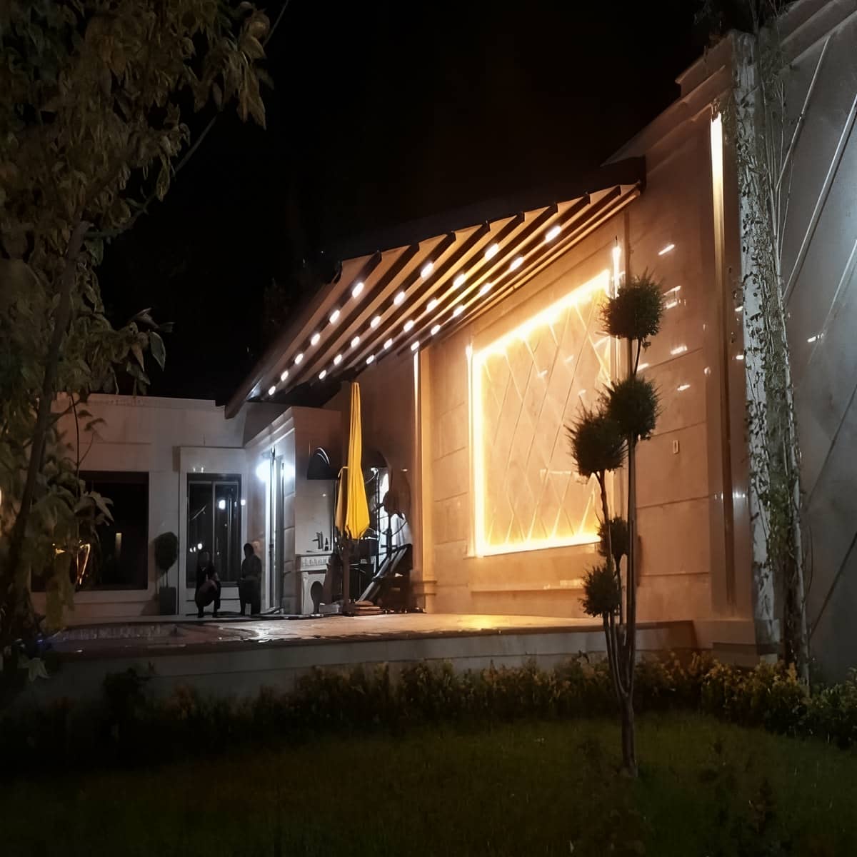 سقف متحرک برقی با موتور اتوماتیک و حرکت نرم روی ریل سقف متحرک برقی با موتور اتوماتیک و حرکت نرم روی ریل