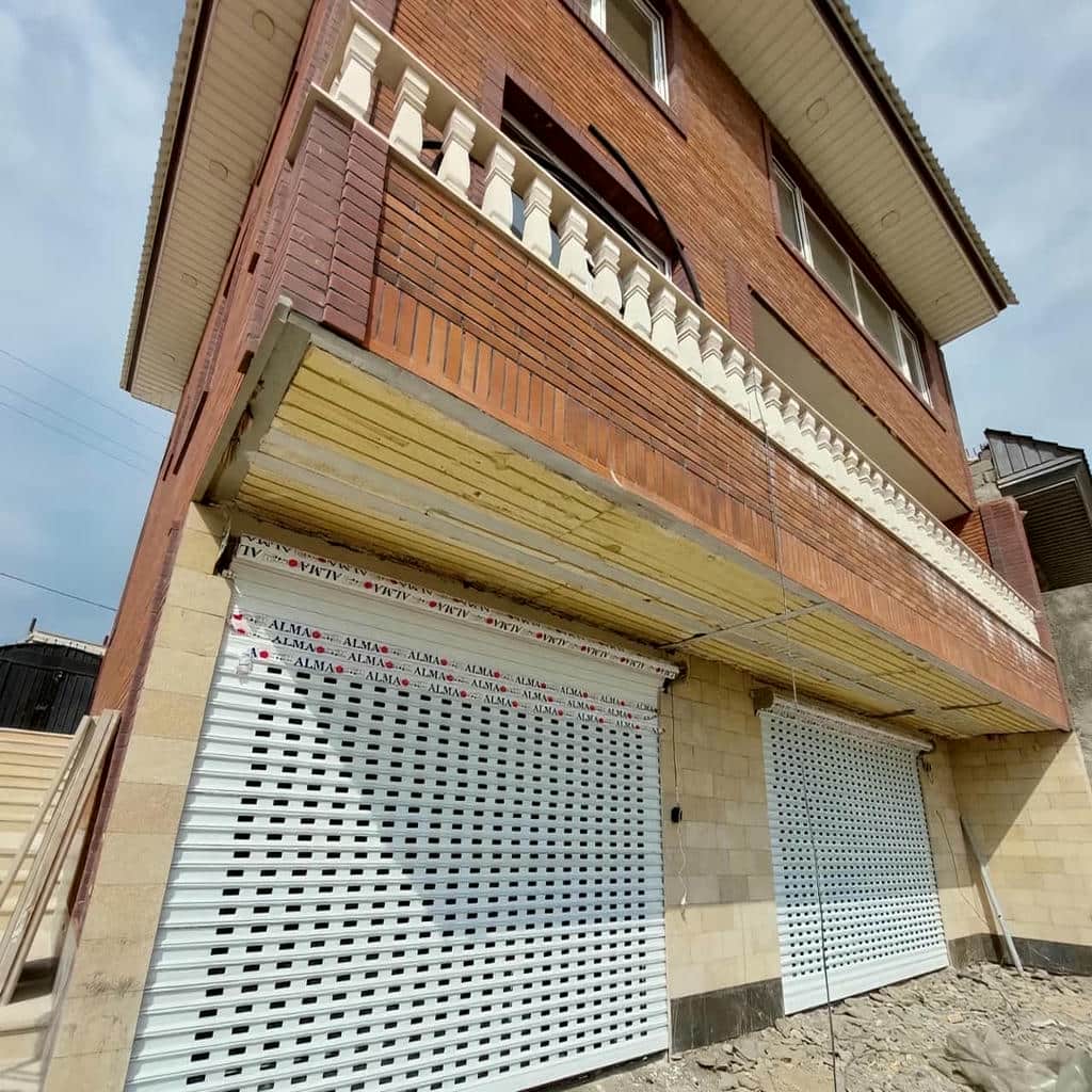 کرکره برقی درب پارکینگ خودرو ساختمان با شفت محکم کرکره برقی درب پارکینگ خودرو ساختمان با شفت محکم