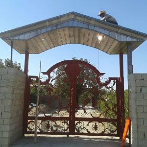 آردواز سقف شیبدار با پوشش مقاوم روی نمای ساختمان آردواز مقاوم برای سقف شیبدار