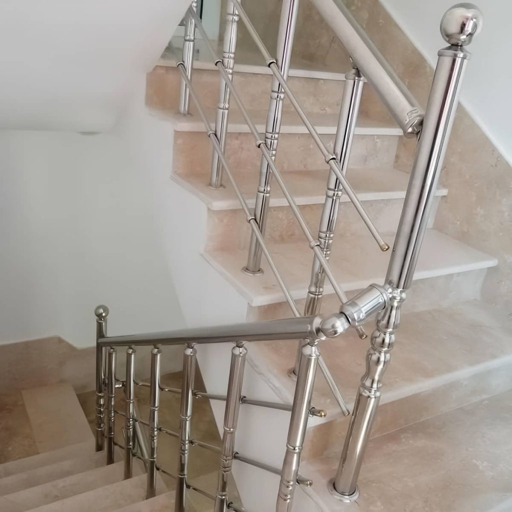 نصب نرده استیل ضدزنگ با اتصالات دقیق