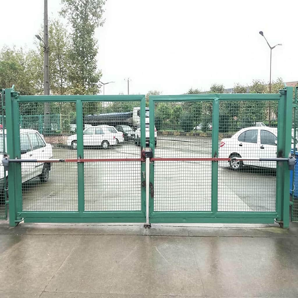 جک درب پارکینگ با فتوسل ایمنی کنار ورودی جک درب پارکینگ با فتوسل ایمنی کنار ورودی