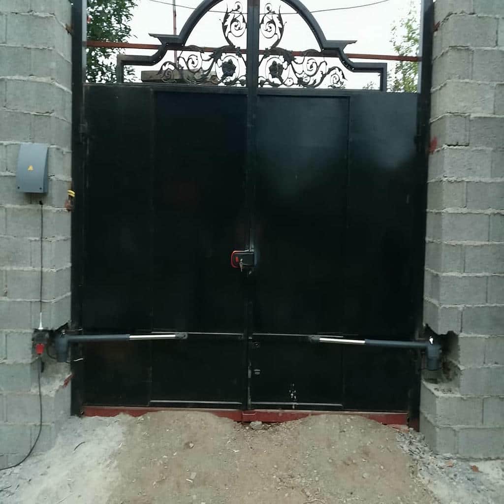 جک بازویی درب پارکینگ روی درب دو لنگه لولایی جک بازویی درب پارکینگ