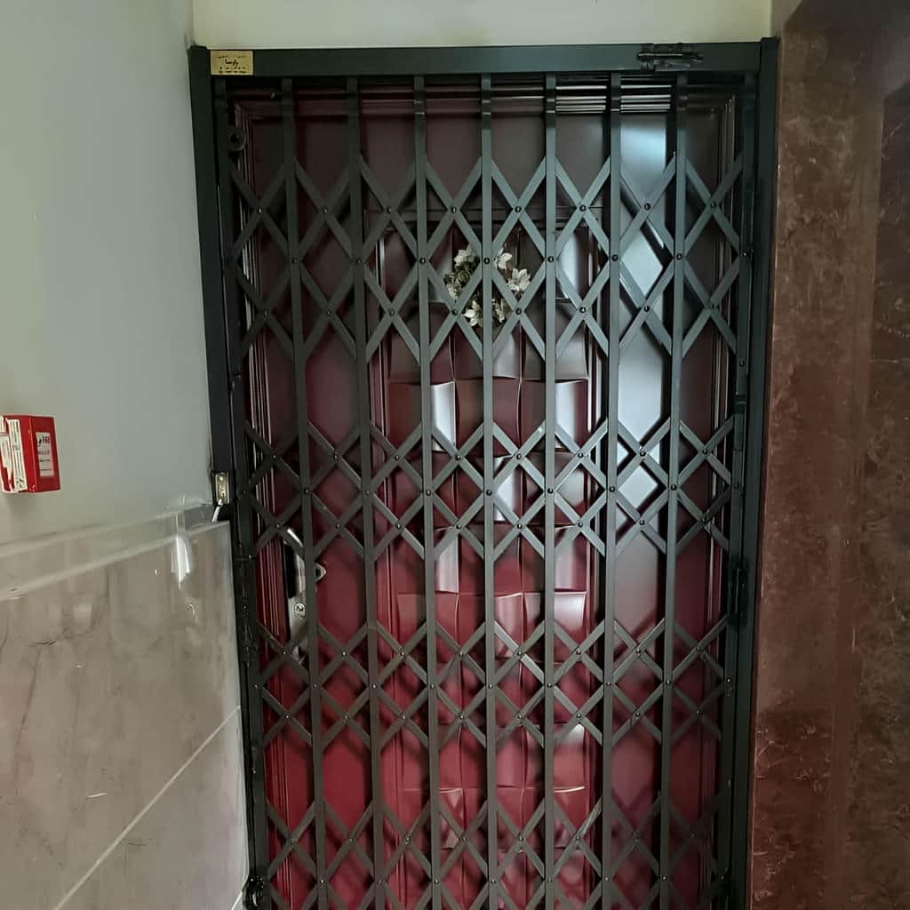 اجرای درب آکاردئونی چهار گل لوزی کم‌جا