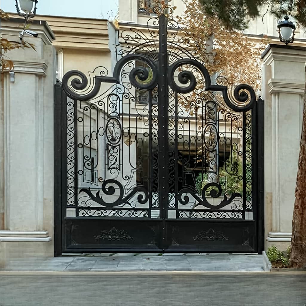 اجرای درب حیاط شاسی سنگین ورق پوش