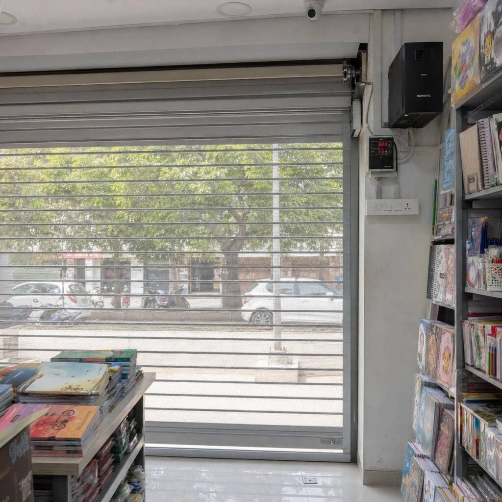 سفارش کرکره برقی مدرن نمای تجاری پانچ دار
