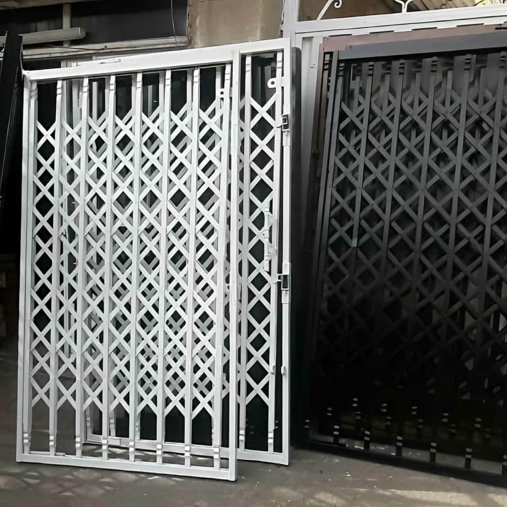 نصب درب آکاردئونی سفید طلایی طرح لوزی