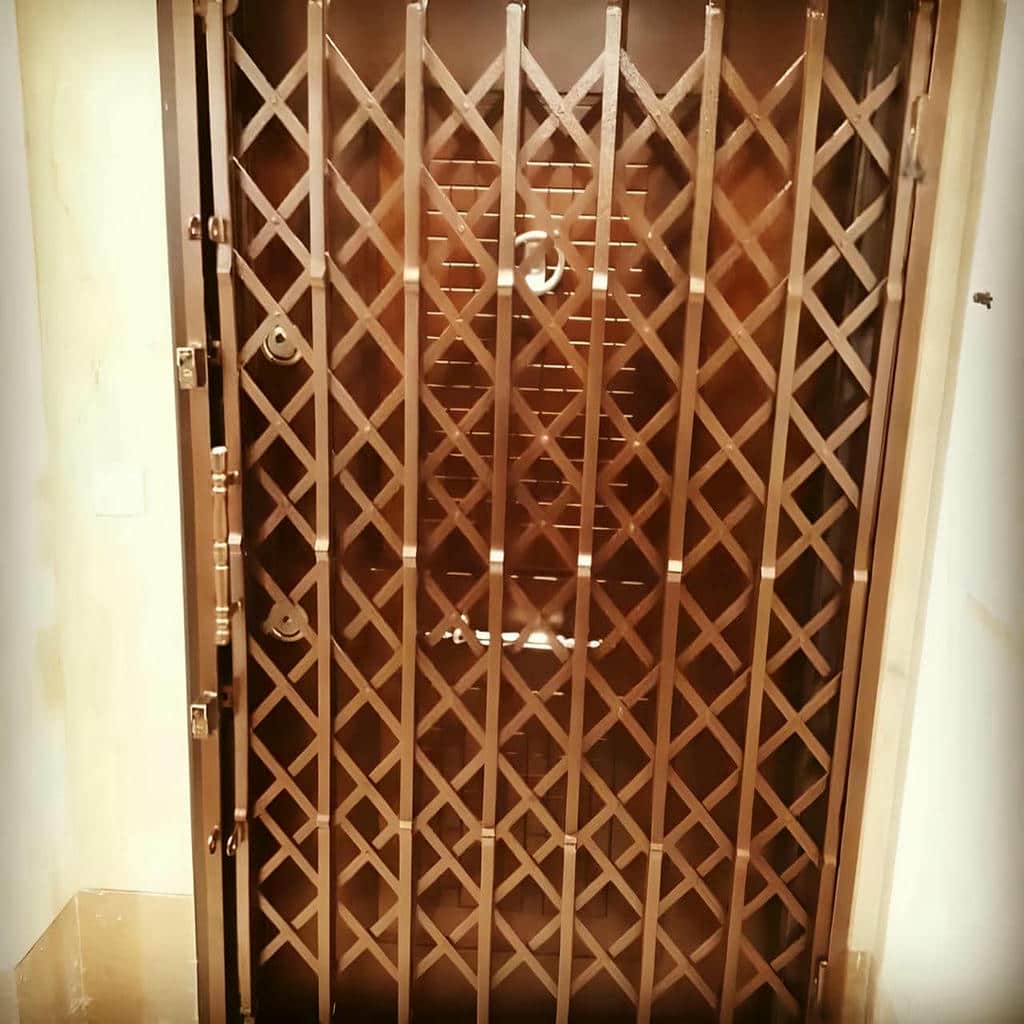 اجرای درب آکاردئونی سفید طلایی هندسی